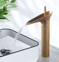 Wasserfall-Wasserhahn aus antikem Messing