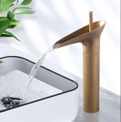 Wasserfall-Wasserhahn aus antikem Messing